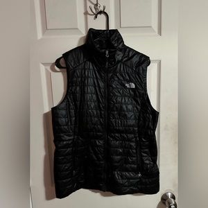 Gently used women’s black North Face light vest. Size large